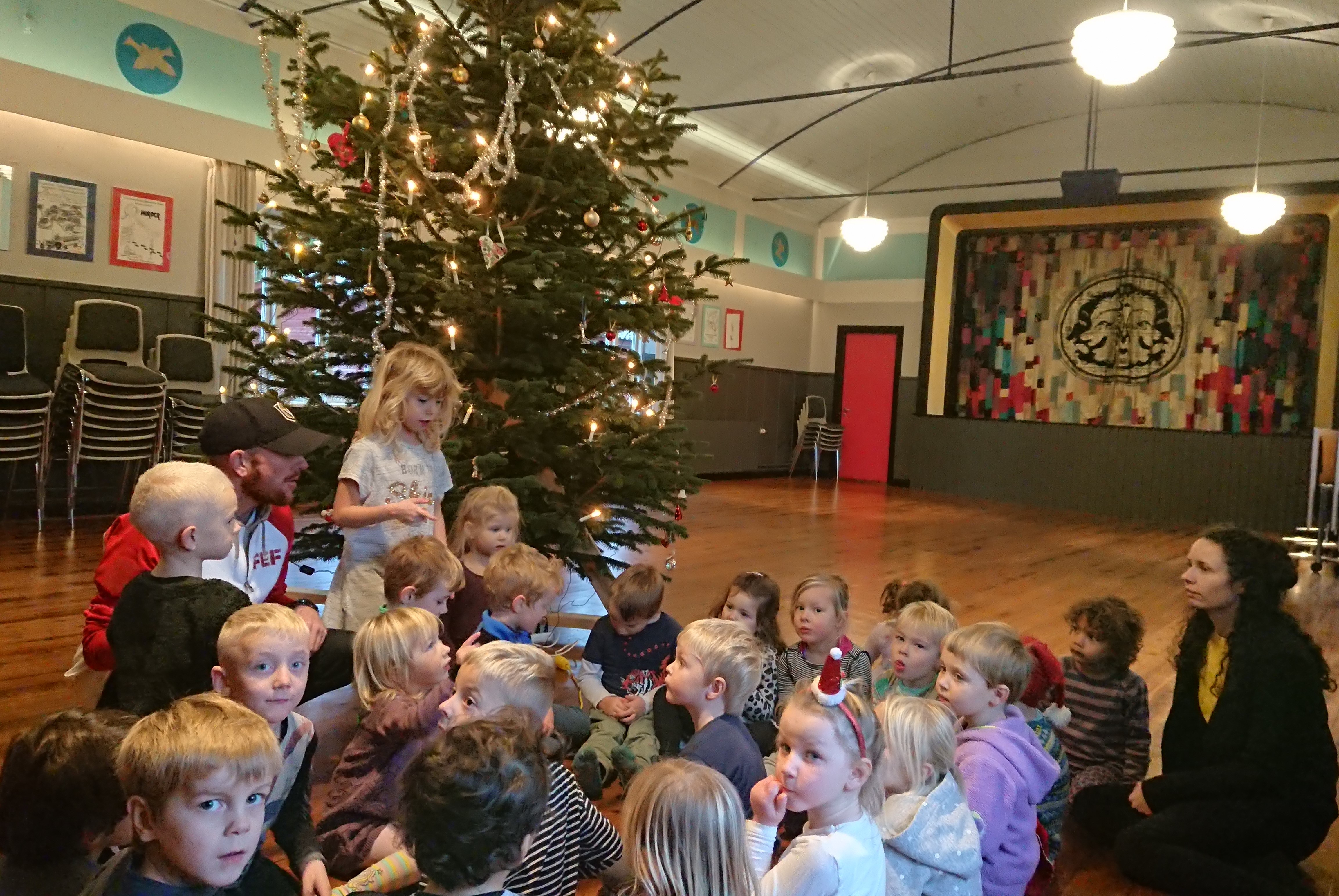 Børn samlet til juletræsfest